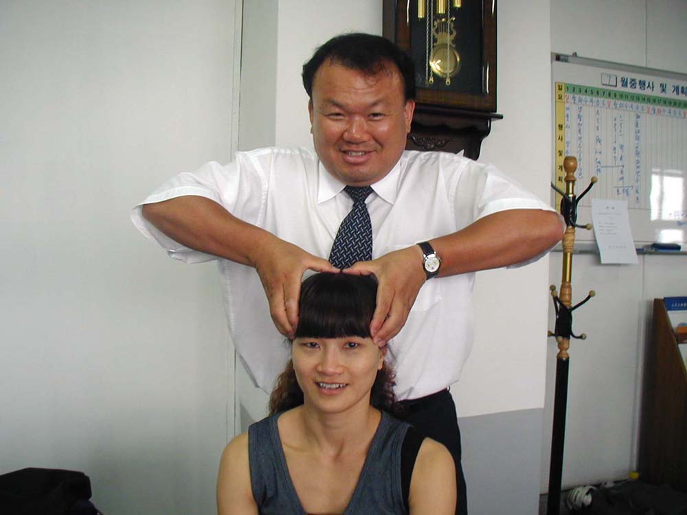 031_dr_ur_tries_to_pop_tings_head